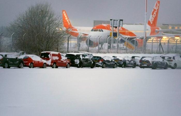 Der Flughafen Liverpool John Lennon schließt die Landebahn, da Merseyside von Schnee bedeckt ist