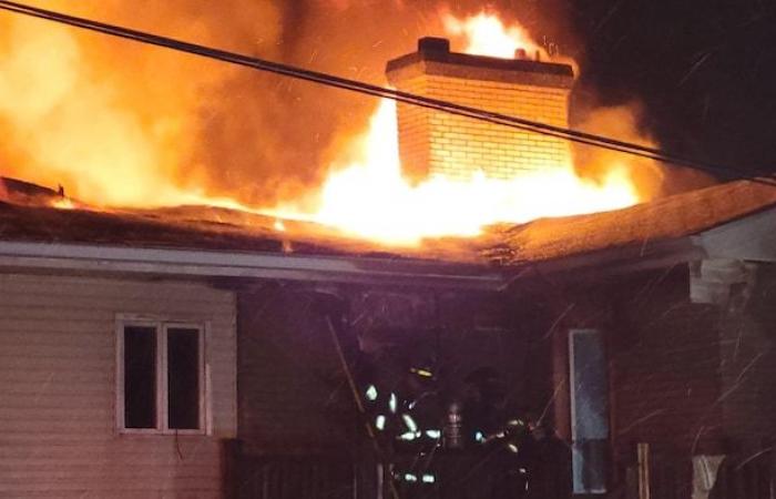 Zehn Menschen auf der Straße nach einem Brand in einem Wohnhaus in Edmundston