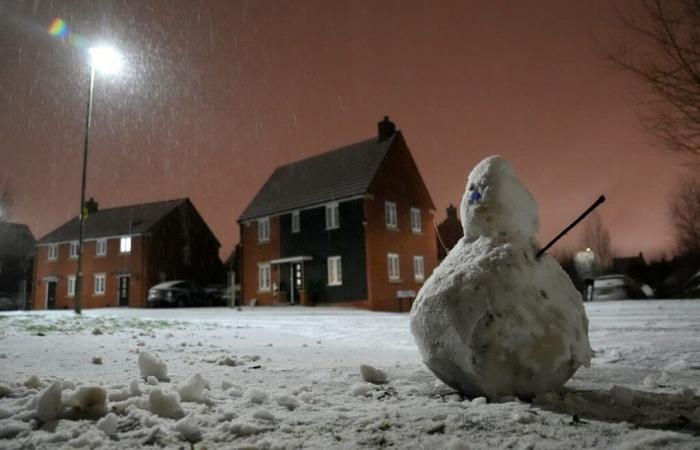 Flughäfen – darunter Manchester und Liverpool – schließen Start- und Landebahnen, da Schnee und Eisregen über Großbritannien hereinbrechen