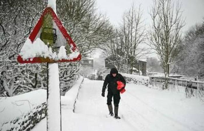 IN BILDERN | Störung an Flughäfen aufgrund starken Schneefalls in England