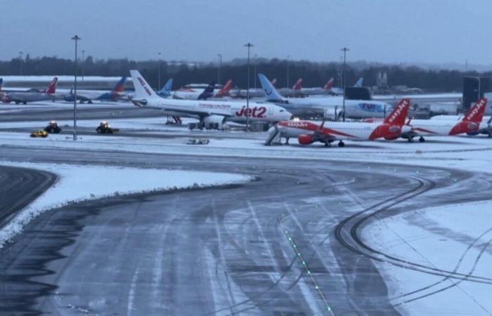 Starker Schneefall stört den Flugverkehr in England, Deutschland und den Niederlanden