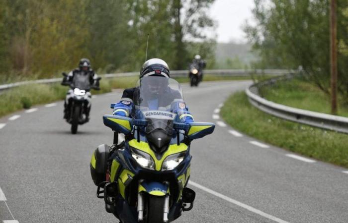 Ein Motorradfahrer fährt mit 150 km/h auf der Flucht einen Polizisten an