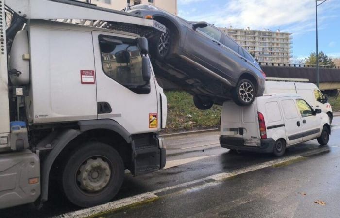 Das Auto verlässt den Tankwagen und landet auf dem Dach eines Nutzfahrzeugs