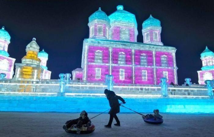 Die Schneekönigin im echten Leben … Sehen Sie die Dingo-Skulpturen beim Harbin Ice Festival, China