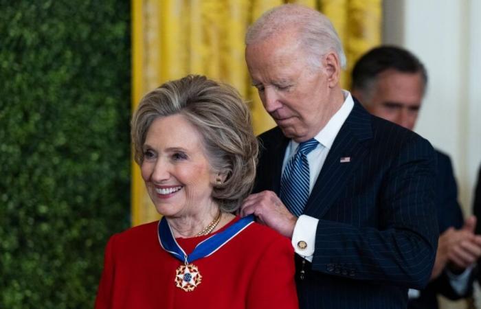 Von Joe Biden dekoriert, entscheidet sich Hillary Clinton für ein Outfit mit ganz besonderer Symbolik