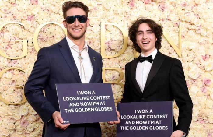 Bei den Golden Globes 2025 posierten Glen Powell und Timothée Chalamet (fast) gemeinsam auf dem roten Teppich