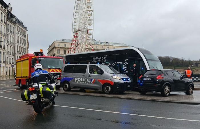 Eine 59-jährige Frau stirbt beim Überqueren der Gleise, nachdem sie in Bayonne von einem Straßenbahnbus angefahren wurde, der Verkehr war stark gestört