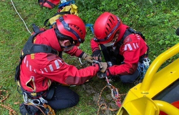 Gard. Ein Wanderer steckt in den Klippen fest. Die Feuerwehrleute tun alles, um ihn zu retten