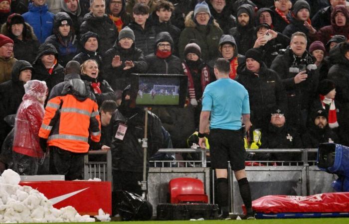 Die Fans von Manchester United sind alle absolut davon überzeugt, dass Liverpools Star beim 2:2-Unentschieden hätte vom Platz gestellt werden müssen