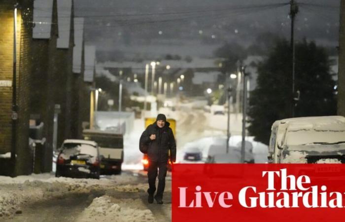 Wetter in Großbritannien: Überschwemmungen schließen Autobahnen und Bahnstrecken, nachdem starker Schnee und Eis im ganzen Land für Reisechaos gesorgt haben – live