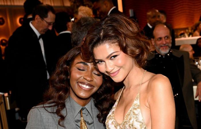 Zendaya bietet bei den Golden Globes 2025 den Preis für das Ballkleid mit der besten Kleidung in Orange an