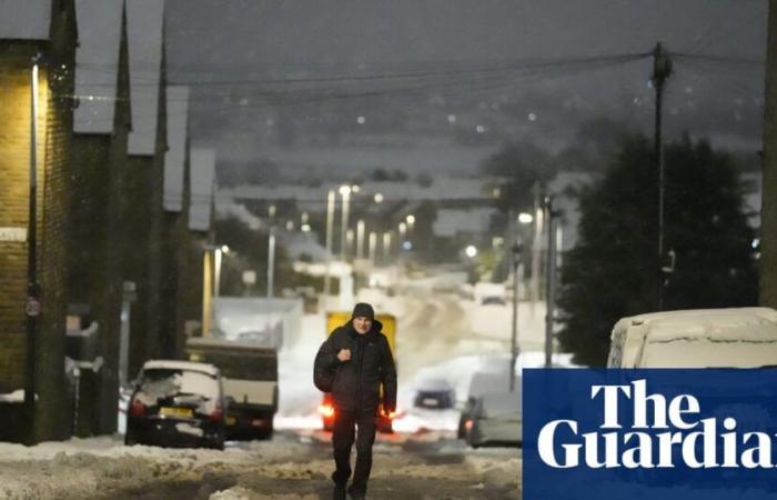 In ganz Großbritannien gelten weiterhin Wetterwarnungen, da Regen, Eis und Schnee zu Reiseschäden führen