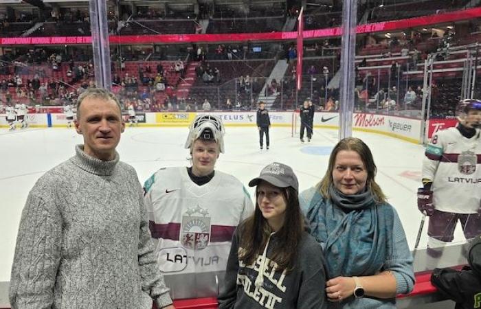 Ein Torwart der Sherbrooke Phoenix sticht während des Junioren-Eishockey-Weltturniers heraus