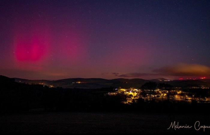 Sie fotografiert eine Aurora Borealis am Himmel von Lacaune