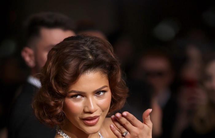 Zendaya bietet bei den Golden Globes 2025 den Preis für das Ballkleid mit der besten Kleidung in Orange an