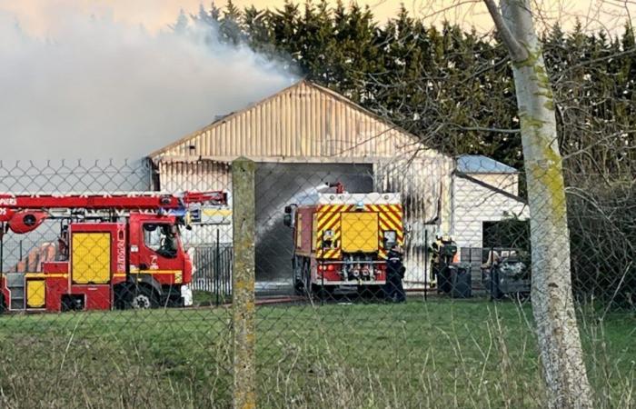 Eine durch einen Brand zerstörte Autowerkstatt in Ouistreham