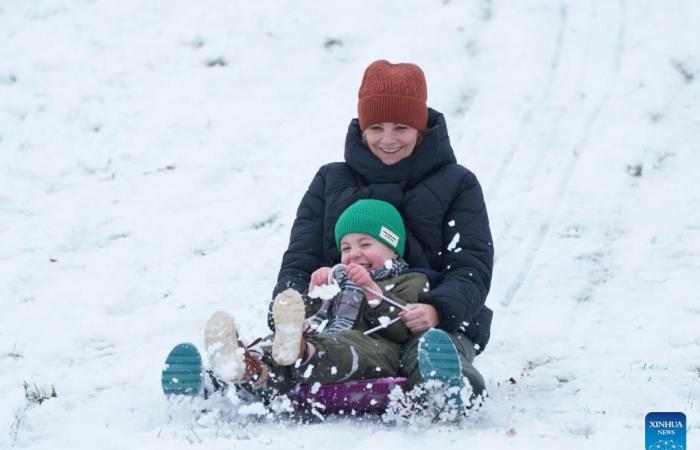 Starker Schneefall in Großbritannien führt zu Reiseunterbrechungen und Stromausfällen – Xinhua