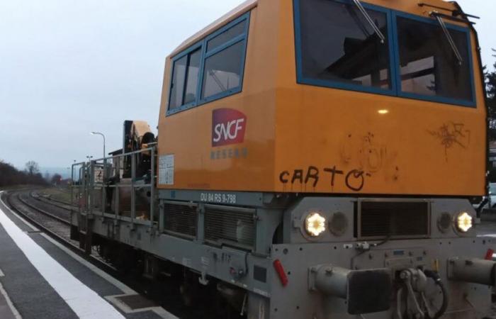 Haute-Loire. Die Draisine, eine Maschine, die für die Reinigung der Bahngleise zuständig ist