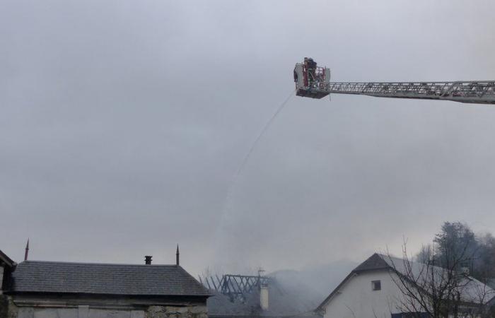 Ein heftiger Brand zerstört das Dach eines Hauses in einem kleinen Dorf in der Nähe von Lourdes