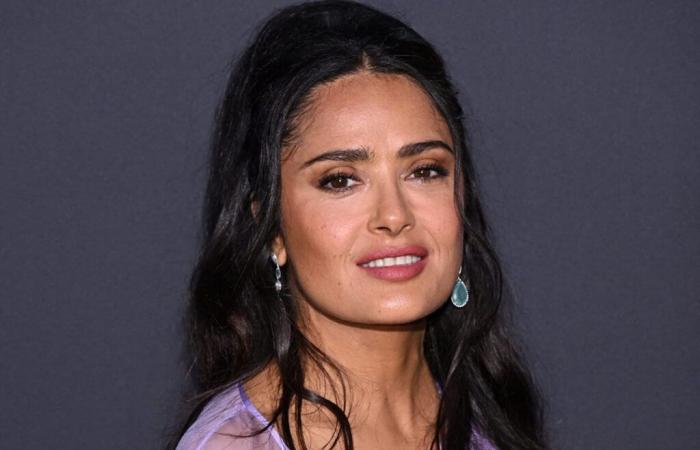 Mit ihren 58 Jahren lässt Salma Hayek ihr Alter vermuten, mit diesem Haardetail, das nicht unbemerkt geblieben ist