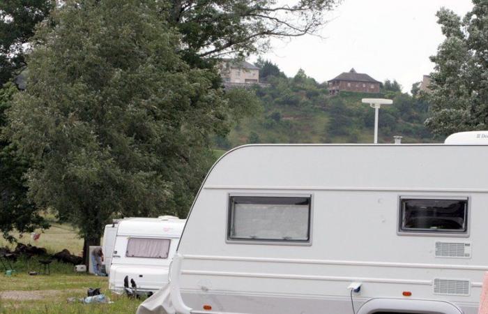 Ein Dreißigjähriger verbrennt Wohnwagen, zwei verkohlte Leichen werden in den Trümmern gefunden