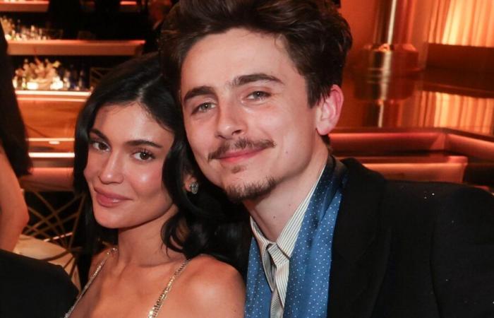 Kylie Jenner trug das Versace-Kleid von Elizabeth Hurley neu und Timothée Chalamet stellte bei den Golden Globes 2025 den neuen Tom Ford vor