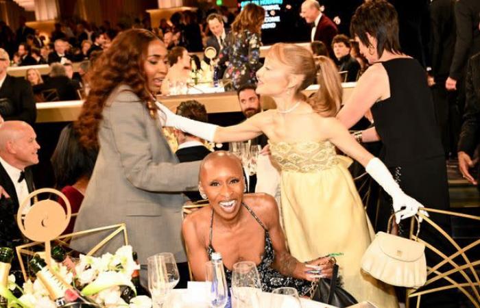 Alle Prominenten verliebten sich bei den Golden Globes 2025 in die Fotobombe von Ariana Grande und Cynthia Erivo!