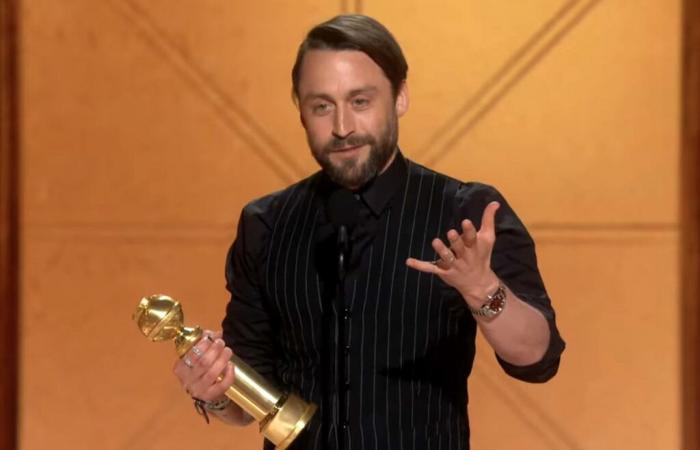 Kieran Culkin nimmt den Golden Globe 2025 entgegen, nachdem er mit Mario Lopez ein Foto gemacht hat