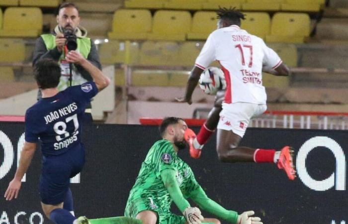 Wilfried Singo hätte nach Angaben der Schlichtungsleitung gegen PSG vom Platz gestellt werden müssen