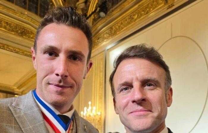 Jérémy Lauilhé, Barkeeper des Meilleur Ouvrier de France, lud ins Élysée ein, um den Kuchen zu teilen