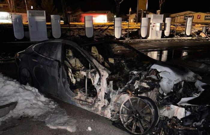 Ein Tesla fängt beim Laden in Pontarlier Feuer: Was ist passiert?