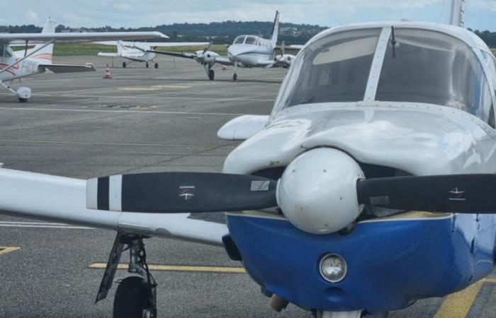 Metropole Lyon. Ein Flugzeug fängt auf dem Rollfeld des Flughafens Lyon-Bron Feuer