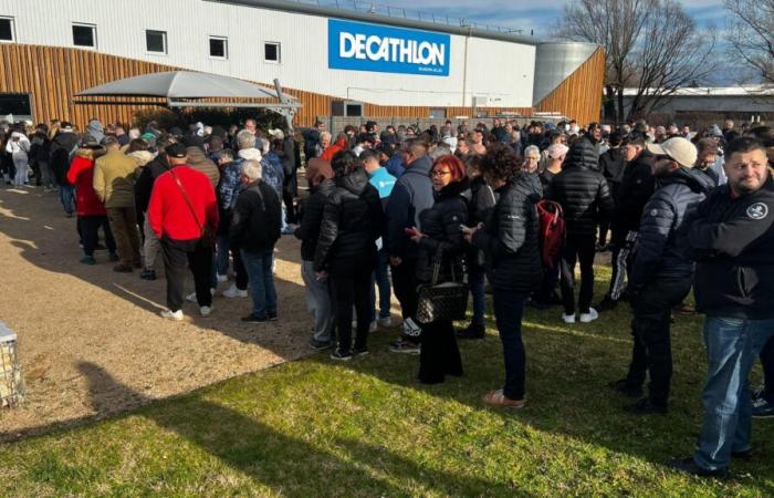 eine lange Schlange in Bourgoin-Jallieu für den Ticketverkauf für das Spiel gegen OL