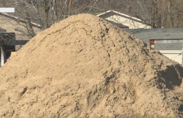 Einsatzkräfte bereiten die Straßen auf den Schneesturm vor