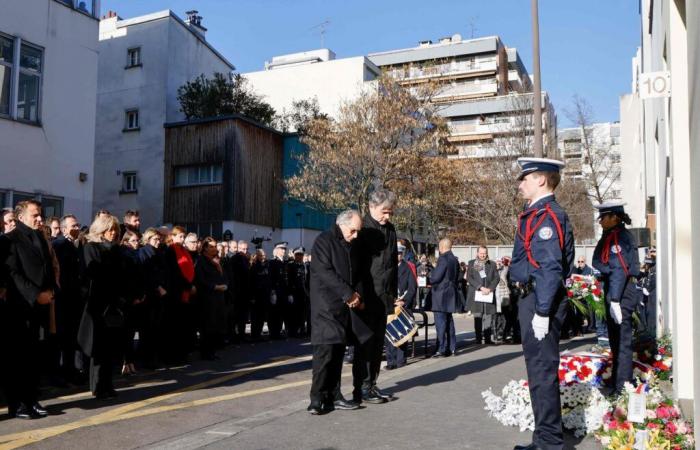 Vor den ehemaligen Räumlichkeiten von „Charlie Hebdo“ und dem Hyper Cacher die Hommage an die Opfer und ihre Familien