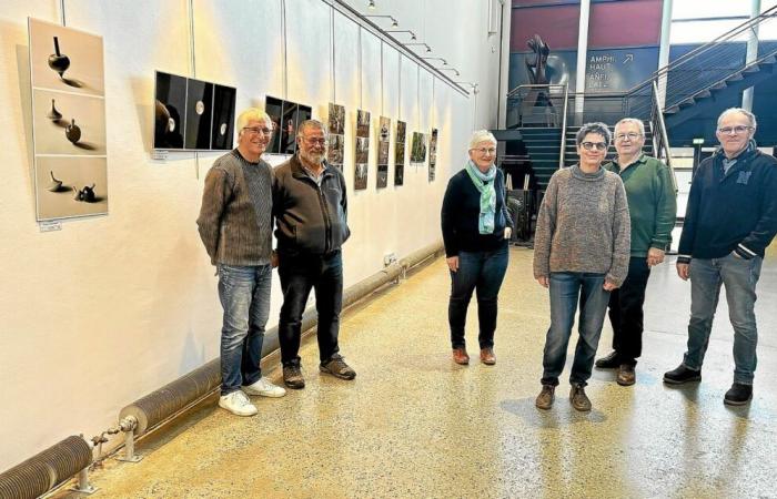 Eine Fotoausstellung über die Bewegung in der Glenmor Hall in Carhaix