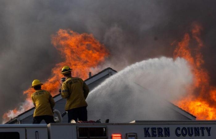 Die Feuerwehrleute in Los Angeles sind mit vier Bränden auseinandergerückt, aber Hilfe ist unterwegs