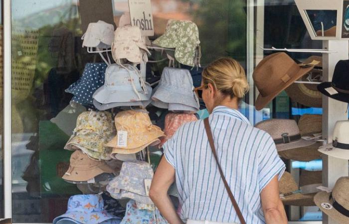 Zara Tindall zeigt beim Mittagessen mit Ehemann Mike ultra-trainierte Beine in weißen Shorts – exklusive Fotos