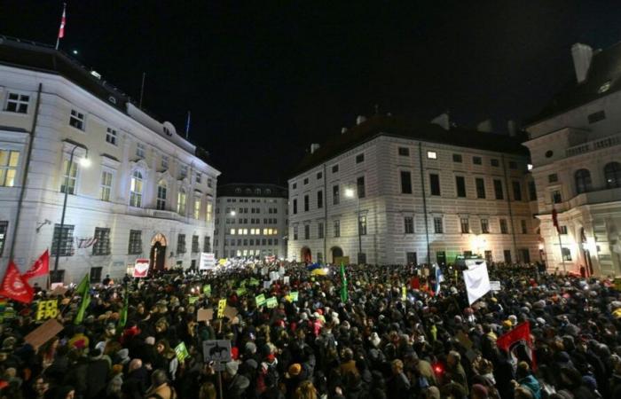 Tausende Österreicher demonstrieren vor den Toren der Macht gegen die extreme Rechte