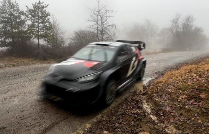 Der walisische Pilot Elfyn Evans testet am Col de Faye