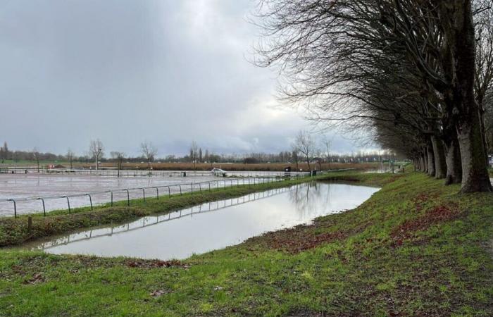 Gesperrte Straßen und Parkplätze… eindrucksvolle Bilder der überschwemmten Orne