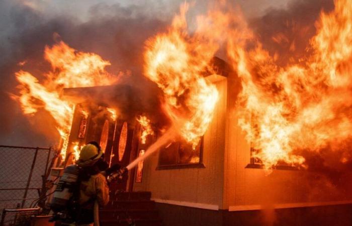 Von den Flammen überwältigt, erleiden die Feuerwehrleute Budgetkürzungen durch das demokratische Rathaus