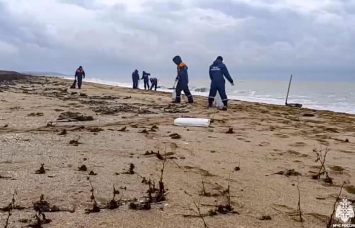 Ölpest in Russland | In einem der gestrandeten Tanker wurde ein neues Heizölleck entdeckt