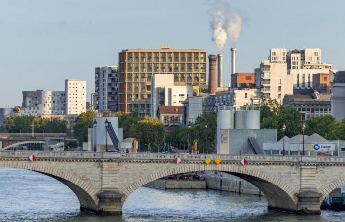 In Paris ein Holzturm am Rande der Ringstraße