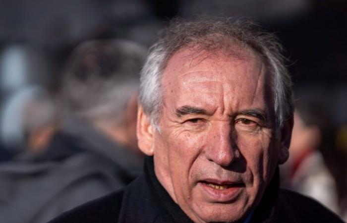 Um zu bleiben, musste Bayrou mit der PS über Unterstützung verhandeln