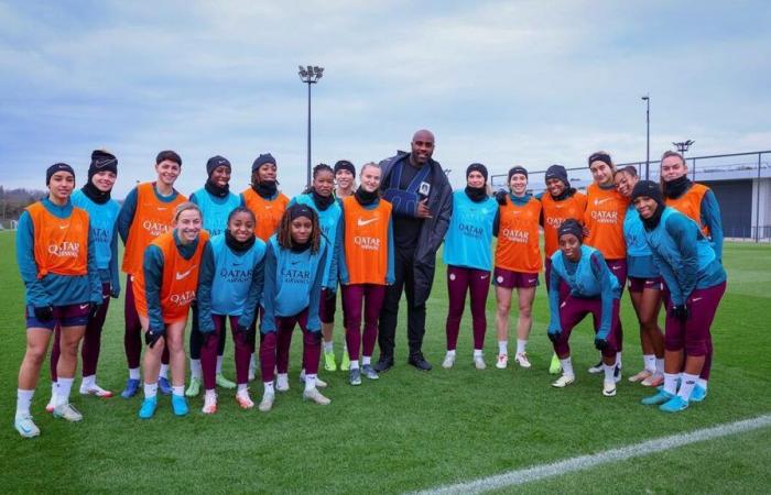 PSG: Wenn Teddy Riner, Arm in einer Schlinge, mit den Frauen und den Hoffnungsträgern des Vereins Fußball spielt