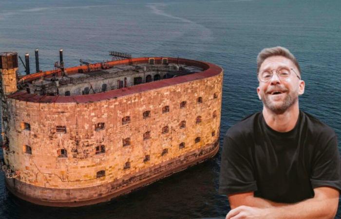 Angesichts von Olivier Minne versucht Samuel Tits, so gut er kann, in die Show „Fort Boyard“ einzusteigen