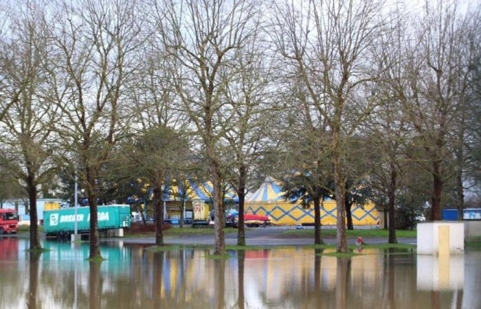 Gesperrte Straßen und Parkplätze… eindrucksvolle Bilder der überschwemmten Orne