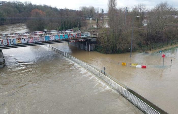 Gesperrte Straßen und Parkplätze… eindrucksvolle Bilder der überschwemmten Orne