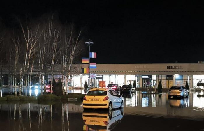 In Talange dringt Wasser auf die Parkplätze des Gewerbegebiets ein